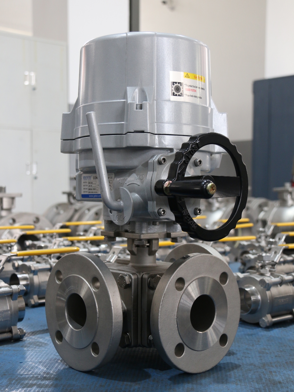 İşletim sistemine entegre edilmiş modifiye edilmiş oransal 3 yollu kontrol küresel vanası